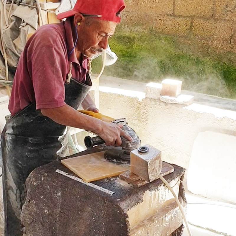 artisan mexicain travaillant la pierre d'onyx